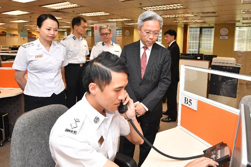 The Secretary for the Civil Service, Mr Joshua Law, visited the Immigration Department today (June 27). Photo shows Mr Law (front right) learning more about the work of the Assistance to Hong Kong Residents Unit.