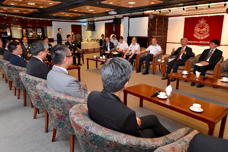 Accompanied by the Permanent Secretary for the Civil Service, Mr Thomas Chow (first right), the Secretary for the Civil Service, Mr Joshua Law (second right), today (June 27) visited the Immigration Department and met with staff representatives of various grades at a tea gathering to exchange views on matters of concern.