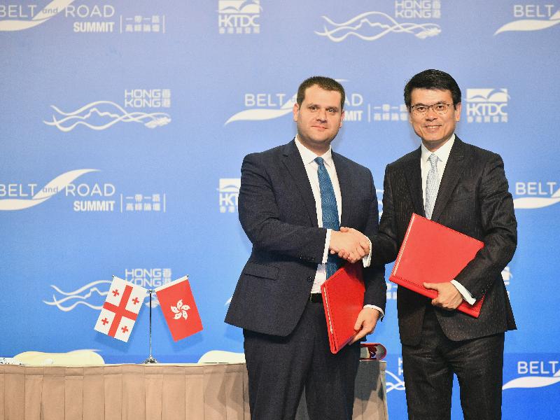 香港與格魯吉亞今日（六月二十八日）在「一帶一路高峰論壇」上簽訂自由貿易協定，論壇在香港舉行。圖示商務及經濟發展局局長邱騰華（右）和格魯吉亞經濟與可持續發展部副部長Genadi Arveladze（左）在儀式上交換已簽訂的文本。