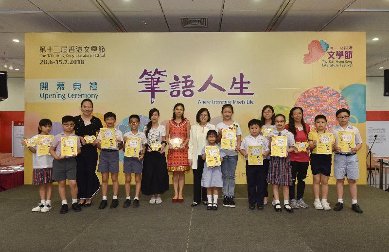 The Assistant Director of Leisure and Cultural Services (Libraries and Development), Miss Rochelle Lau (eighth left), presents prizes to winners of the Literary Performance Competition at the 12th Hong Kong Literature Festival opening ceremony today (June 28).