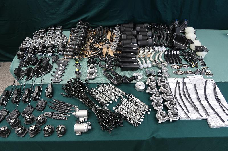 Hong Kong Customs yesterday (June 27) seized 1 789 suspected smuggled vehicle parts with an estimated market value of about $1 million at Shenzhen Bay Control Point and a warehouse in Sheung Shui. Photo shows some of the suspected smuggled vehicle parts seized.