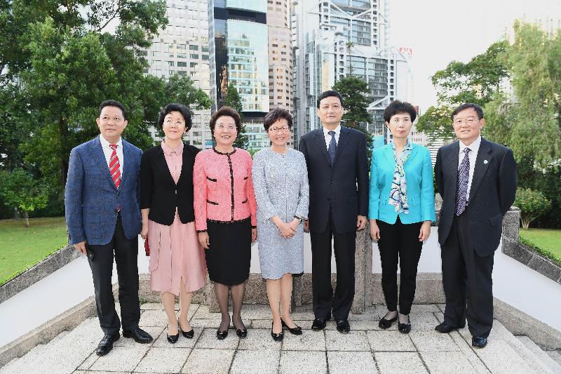 The Chief Executive, Mrs Carrie Lam, hosted a dinner for the Chairman of the State-owned Assets Supervision and Administration Commission of the State Council, Mr Xiao Yaqing; Vice Minister of Commerce, Ms Gao Yan; and guests from the Mainland attending the Belt and Road Summit at Government House this evening (June 28). Photo shows (from left) Vice Governor of Sichuan Province, Mr Yang Xingping; Member of the Standing Committee of the CPC Chongqing Municipal Committee and Head of the United Front Work Department of the CPC Chongqing Municipal Committee, Ms Li Jing; Deputy Director of the Liaison Office of the Central People's Government in the Hong Kong Special Administrative Region, Ms Qiu Hong; Mrs Lam; Mr Xiao; Ms Gao; and the Executive Vice Chairman of the All-China Federation of Industry and Commerce, Mr Xu Lejiang, at Government House.