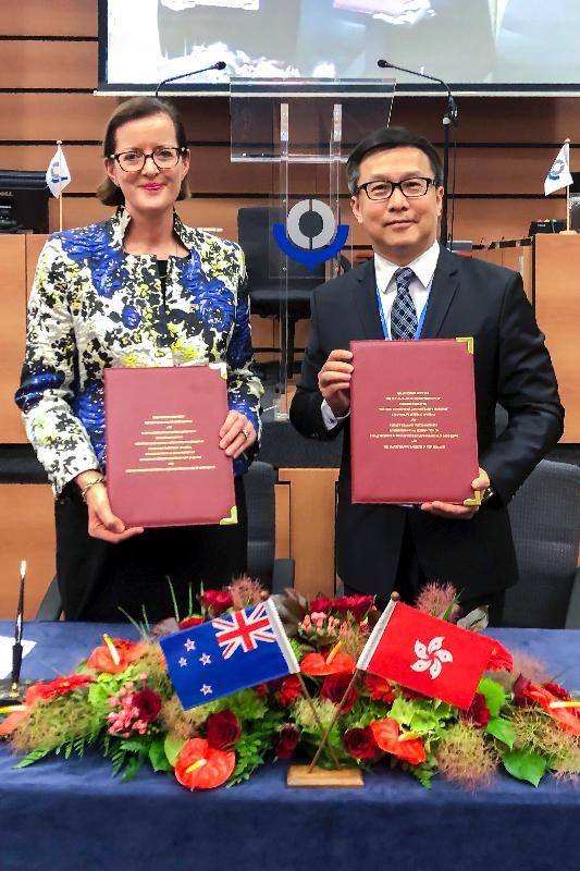 The Commissioner of Customs and Excise, Mr Hermes Tang, signed a Mutual Recognition Arrangement with the Acting Comptroller of the New Zealand Customs Service, Ms Christine Stevenson, during the 132nd Council Session of the World Customs Organization (WCO) in Brussels, Belgium, yesterday (June 28, Brussels time). Photo shows Mr Tang (right) and Ms Stevenson (left) exchanging the arrangement document.