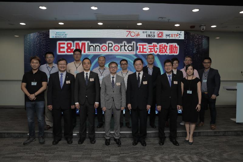 The Electrical and Mechanical Services Department and the Hong Kong Science and Technology Parks Corporation (HKSTPC) today (June 29) jointly held the Innovative Technology Day. Photo shows the Under Secretary for Innovation and Technology, Dr David Chung (front row, centre); the Director of Electrical and Mechanical Services, Mr Alfred Sit (front row, third right); the Chief Technology Officer of the HKSTPC, Mr George Tee (front row, third left); the Acting Deputy Director of Electrical and Mechanical Services (Regulatory Services), Mr Eric Pang (front row, second left); the Acting Deputy Director of Electrical and Mechanical Services (Trading Services), Mr Cheung Yuen-fong (front row, second right), and team members of start-ups operating at the Hong Kong Science Park.