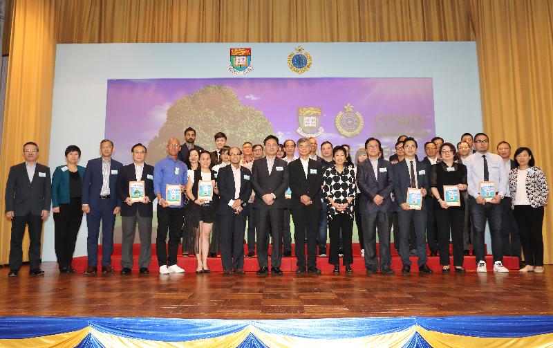 The Correctional Services Department and the Centre for Criminology of the University of Hong Kong jointly held the "Unleashing Rehabilitated Offenders' Potential" Employment Symposium today (June 29). Photo shows the Secretary for Labour and Welfare, Dr Law Chi-kwong (first row, seventh right) and the Commissioner of Correctional Services, Mr Lam Kwok-leung (first row, eighth right), pictured with other guests and representatives of the Caring Employers Award winners.
