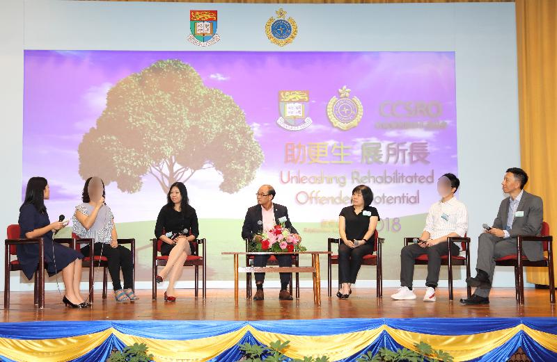 The Correctional Services Department and the Centre for Criminology of the University of Hong Kong jointly held the "Unleashing Rehabilitated Offenders' Potential" Employment Symposium today (June 29). Photo shows rehabilitated offenders (second left and second right) talking about their experience of reintegrating into society.