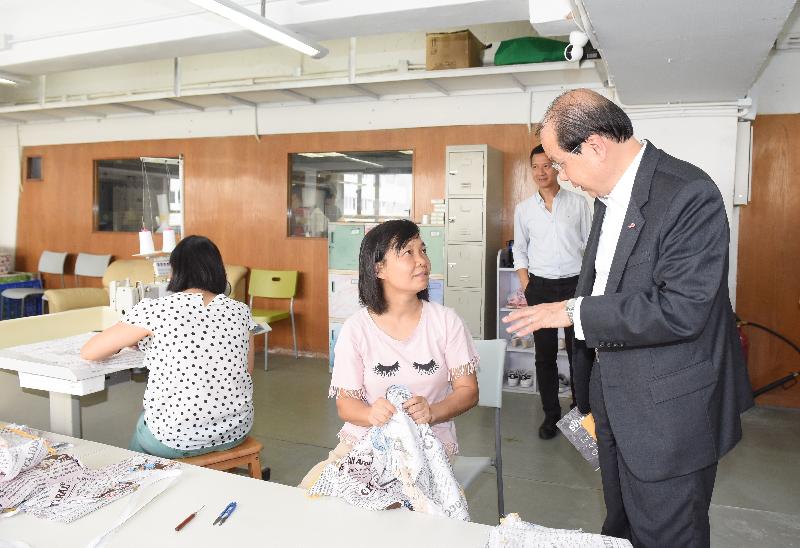 政務司司長張建宗（右一）今日（六月二十九日）出席合廠・開幕典禮，並與在「合廠」工作的婦女傾談。