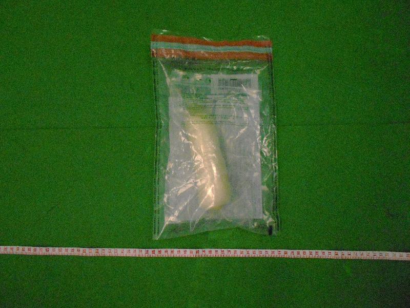 A 40-year-old female passenger arrived in Hong Kong from Spain via Qatar yesterday afternoon (June 28) and discharged suspected cocaine weighing about 260 grams during Customs clearance.