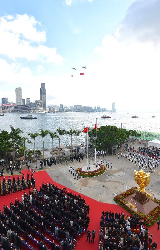 今早（七月一日）在灣仔金紫荊廣場舉行的香港特別行政區成立二十一周年升旗儀式上，紀律部隊和飛行服務隊在海上和空中敬禮。
