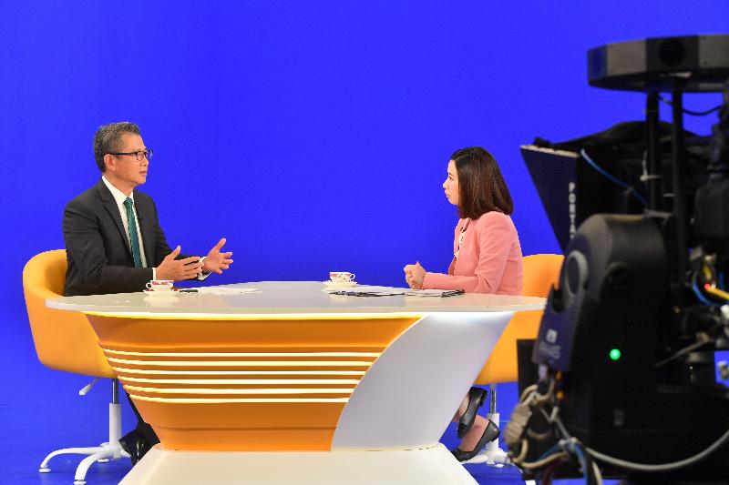 财政司司长陈茂波（左）今日（七月一日）出席无綫电视节目《讲清讲楚》。
