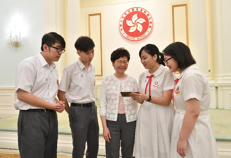 The Chief Executive, Mrs Carrie Lam, together with the Secretaries of Department and the Directors of Bureau met over 100 Hong Kong young people and students, who won international competitions in the past year, in a tea gathering at Government House this afternoon (July 1). Photo shows Mrs Lam (centre) chatting with the participants.