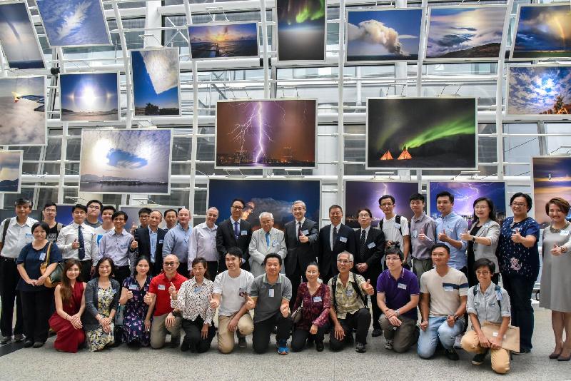 香港天文台台長岑智明（第二排右九）今日（七月三日）出席「風雲際會」天氣景象「海、陸、空」全接觸相片及影片展覽開幕儀式，並與其他嘉賓及得獎者合照。
