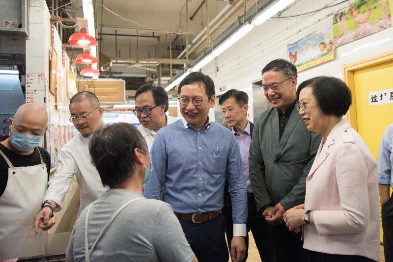 In the company of the Secretary for Food and Health, Professor Sophia Chan (first right), members of the Legislative Council Subcommittee on Issues Relating to Public Markets visit Shui Wo Street Market and Cooked Food Centre today (July 3).