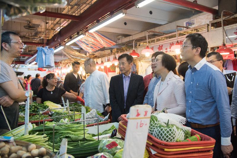 In the company of the Secretary for Food and Health, Professor Sophia Chan (second right), members of the Legislative Council visit Aberdeen Market and Cooked Food Centre today (July 3) and chat with stall tenants to understand their business.