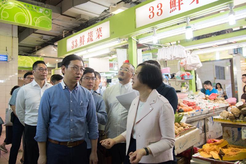 In the company of the Secretary for Food and Health, Professor Sophia Chan (first right), members of the Legislative Council today (July 3) are briefed by government representatives on the Market Modernisation Programme when they visit Wan Chai Market.