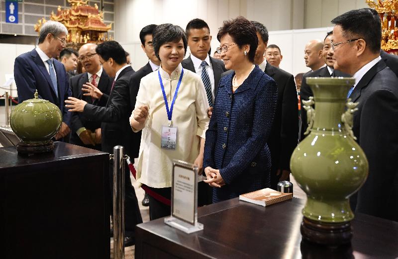 行政長官林鄭月娥（右二）今日（七月四日）上午出席「香約港城－－2018寧波經貿‧文化周」開幕式，並參觀工藝品展覽。
