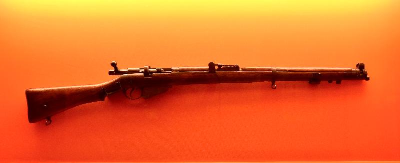 海防博物館現正舉辦「一戰一世紀」展覽。圖為第一次世界大戰時使用的英國製點303英吋口徑李恩菲爾德步槍。 