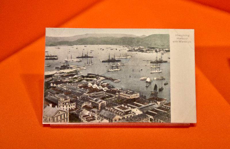 海防博物館現正舉辦「一戰一世紀」展覽。圖為刻劃第一次世界大戰前夕戰艦停泊在維多利亞港的情景的明信片。 