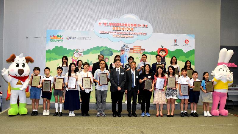 The Acting Director of Health, Dr Wong Ka-hing, (front row, seventh right) and the Principal Education Officer (Curriculum Development) of the Education Bureau, Mr Cheng Ming-keung, (front row, seventh left) are pictured with representatives of EatSmart Schools at the EatSmart School Accreditation Ceremony 2018 and Healthy Eating Forum today (July 6).