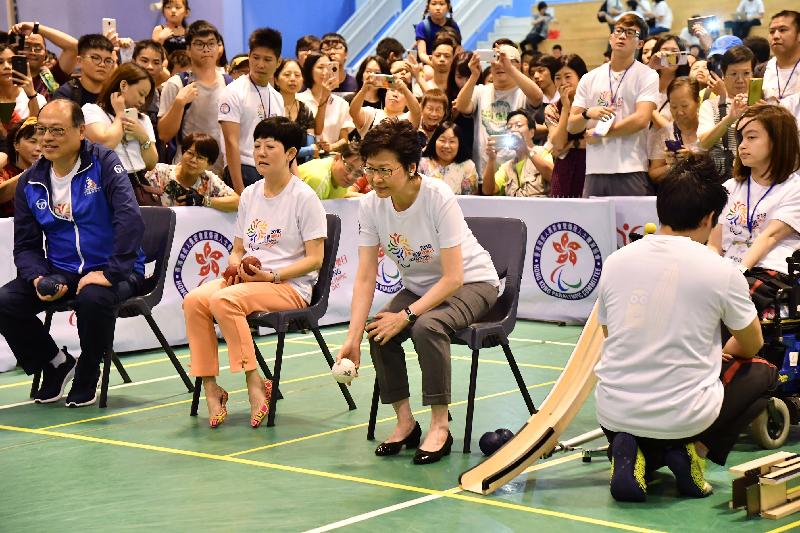 行政長官林鄭月娥今日（七月八日）出席香港殘奧日2018開幕典禮。圖示林鄭月娥（中）參與硬地滾球活動。