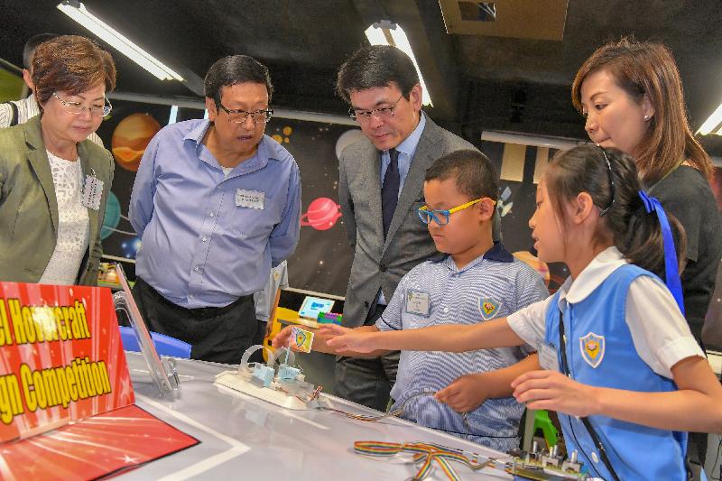 The Secretary for Commerce and Economic Development, Mr Edward Yau, today (July 9) visited Po Kok Primary School during his visit to Wan Chai District. Photo shows Mr Yau (third left); the Chairman of Wan Chai District Council, Mr Stephen Ng (second left); and the Vice-chairman of Wan Chai District Council, Dr Jennifer Chow (first left), viewing a demonstration of students' science, technology, engineering and mathematics (STEM) projects.