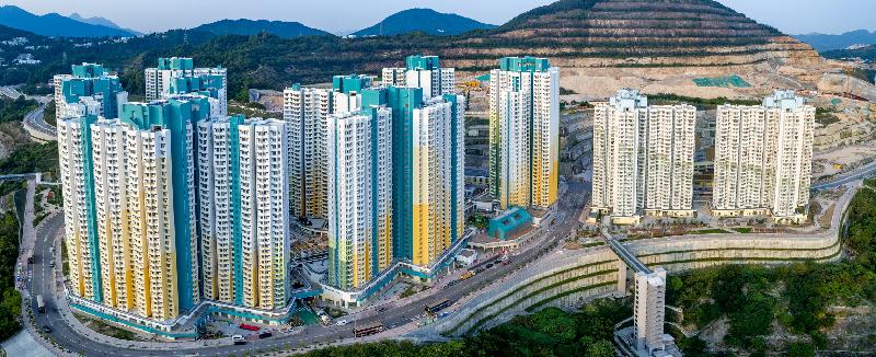 The intake of tenants into the four newly completed blocks at On Tai Estate, Kwun Tong, began today (July 10). The 11 blocks at On Tai Estate provide around 8 500 public rental housing units for about 25 000 residents.