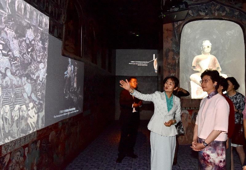 行政长官林郑月娥（右一）今日（七月十日）出席「数码敦煌——天上人间的故事」展览开幕典礼，并参观展览。