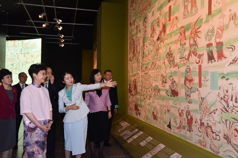 行政长官林郑月娥（左三）今日（七月十日）出席「数码敦煌——天上人间的故事」展览开幕典礼，并参观展览。