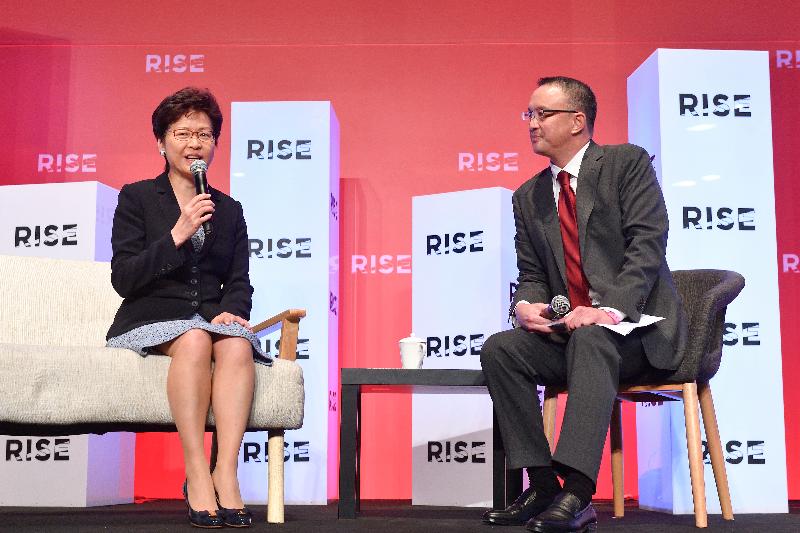行政長官林鄭月娥（左）今日（七月十日）出席RISE 2018會議，參與對談環節。