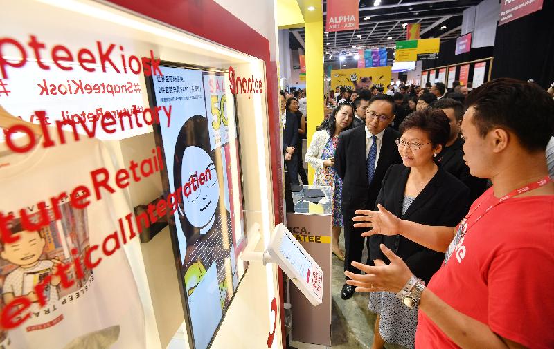 行政长官林郑月娥（右二）和创新及科技局局长杨伟雄（右三）今日（七月十日）出席RISE 2018会议，并参观介绍香港初创企业的摊位。