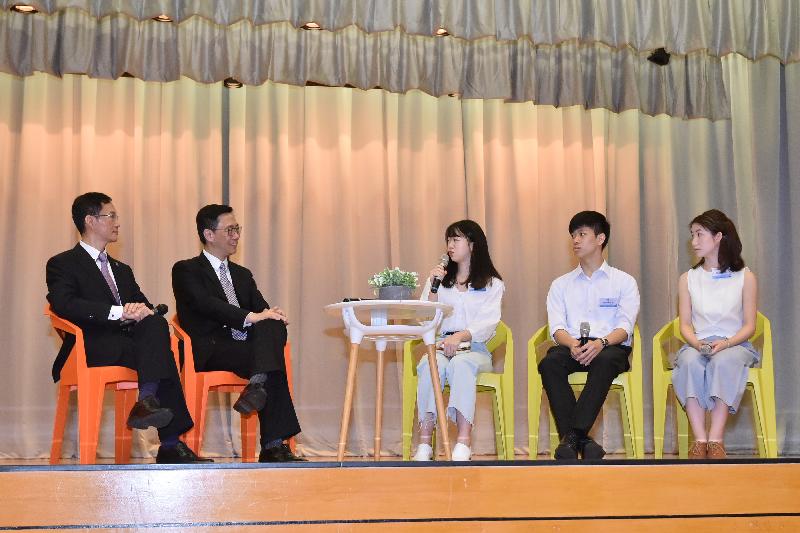 教育局局長楊潤雄（左二）今日（七月十一日）聆聽基督書院的校友分享他們的升學路向。旁為該校校長馮志德（左一）。