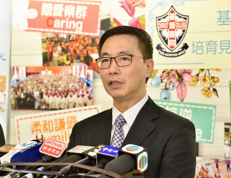 教育局局长杨润雄今日（七月十一日）探访基督书院，勉励应届香港中学文凭考试考生后会见传媒。