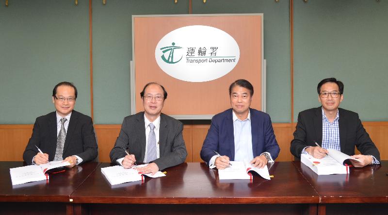 The Transport Department today (July 11) awarded a contract to Autotoll Limited for the first phase installation of traffic detectors on strategic routes. Photo shows the Deputy Commissioner for Transport (Planning and Technical Services), Mr Tang Wai-leung (second left), and the Chief Engineer (Traffic Survey and Support), Mr Lee Chi-shing (first left), pictured with representatives from Autotoll Limited after the contract signing ceremony.
