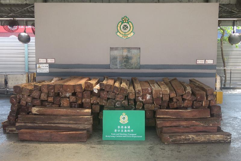 香港海关今日（七月十一日）在葵涌海关大楼验货场的一个货柜内检获约二万六千公斤怀疑危地马拉黄檀木材，估计市值约一百万元。