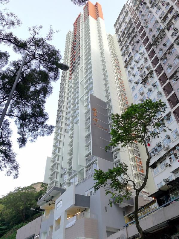 位於柴灣連城道的連翠邨為單幢大廈屋邨，有36層住宅樓層，提供288個出租公屋單位予700多人居住。