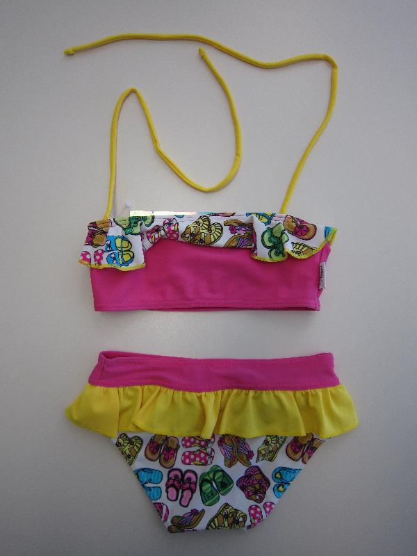 Hong Kong Customs today (July 12) alerted members of the public to potential strangulation hazards posed by the cords of one model of children's swimwear set.
