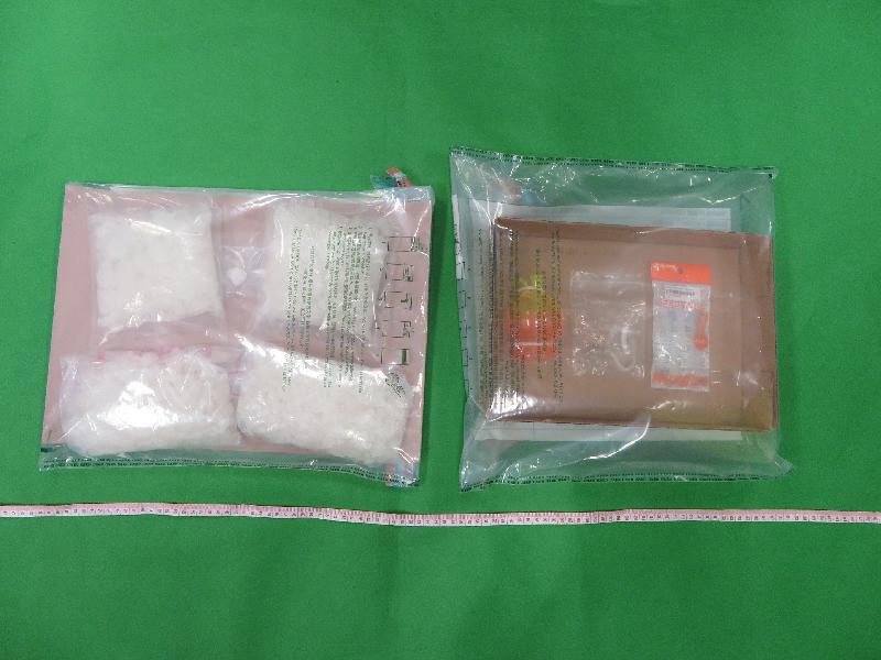 香港海关昨日（七月十一日）在落马洲管制站检获约一点四公斤怀疑冰毒及毒品吸食工具，估计市值约九十七万元。