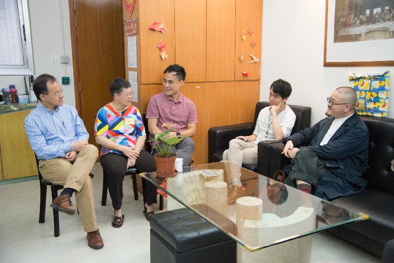 The Legislative Council Panel on Welfare Services visited the "Radiance Family" Family Care Home of the Fu Hong Society today (July 13) to understand the operation of the family care home. Photo shows Legislative Council Members chatting with residents of the "Radiance Family" Family Care Home.