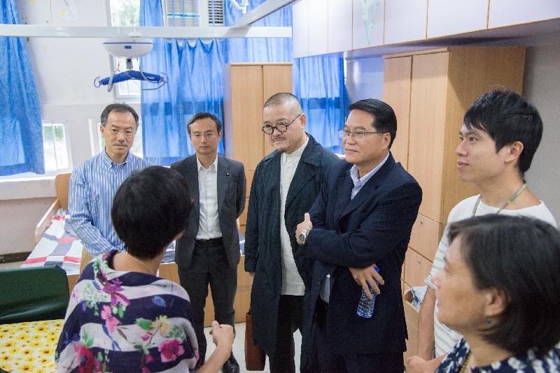 The Legislative Council Panel on Welfare Services visited the Shun Lee Adult Training Centre cum Hostel of the Fu Hong Society today (July 13) to learn more about the day training and residential services for adults with moderate to severe levels of intellectual disability.