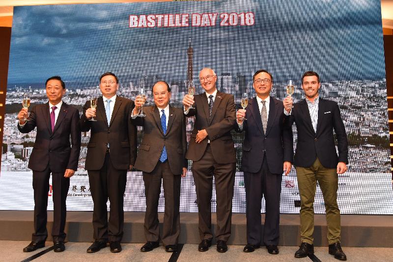 The Chief Secretary for Administration, Mr Matthew Cheung Kin-chung (third left), the Secretary for Innovation and Technology, Mr Nicholas W Yang (second right); Deputy Commissioner of the Office of the Commissioner of the Ministry of Foreign Affairs of the People's Republic of China in the Hong Kong Special Administrative Region, Mr Song Ru'an (second left); the Consul General of France in Hong Kong and Macau, Mr Eric Berti (third right); and other guests propose a toast at the French National Day 2018 reception this evening (July 13).