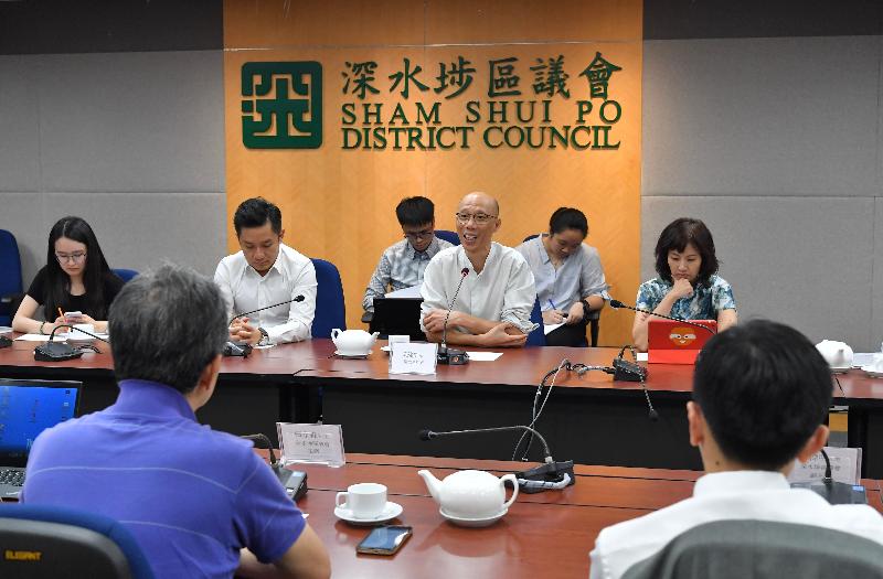 The Secretary for the Environment, Mr Wong Kam-sing (fourth right), today (July 16) pays a visit to the Sham Shui Po District Council and meets its members to gauge their views on environmental issues. Sitting behind Mr Wong are the two secondary students participating in the "Be a Government Official for a Day" programme who accompanied him during the visit.