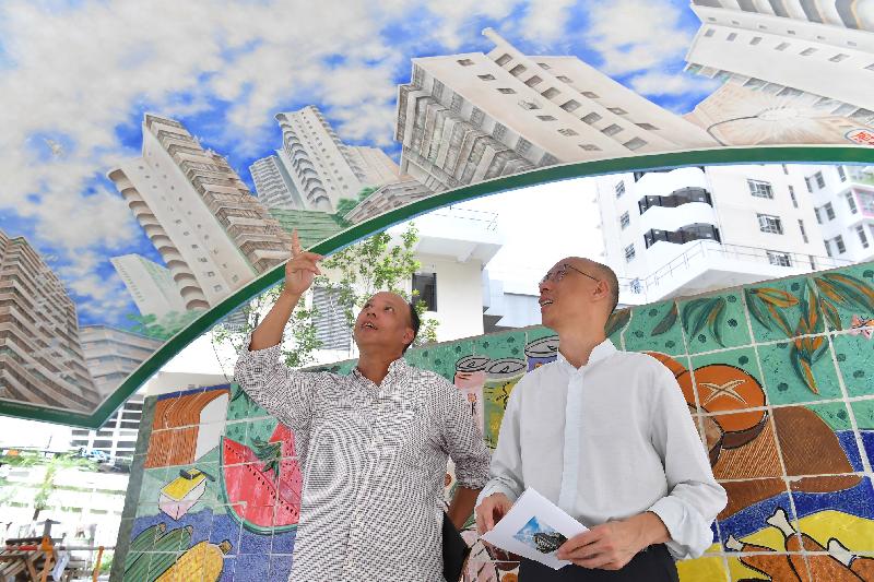 The Secretary for the Environment, Mr Wong Kam-sing (right), visits a pergola with mural ceiling paintings, one of the "Three Treasures of So Uk", at So Uk Estate today (July 16). 
