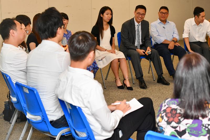 教育局局长杨润雄（右三）今日（七月十七日）下午到访中西区期间，在坚尼地城社区综合大楼听取「中西区青年地区发展网络」的青年人就教育和人才培训表达意见。

