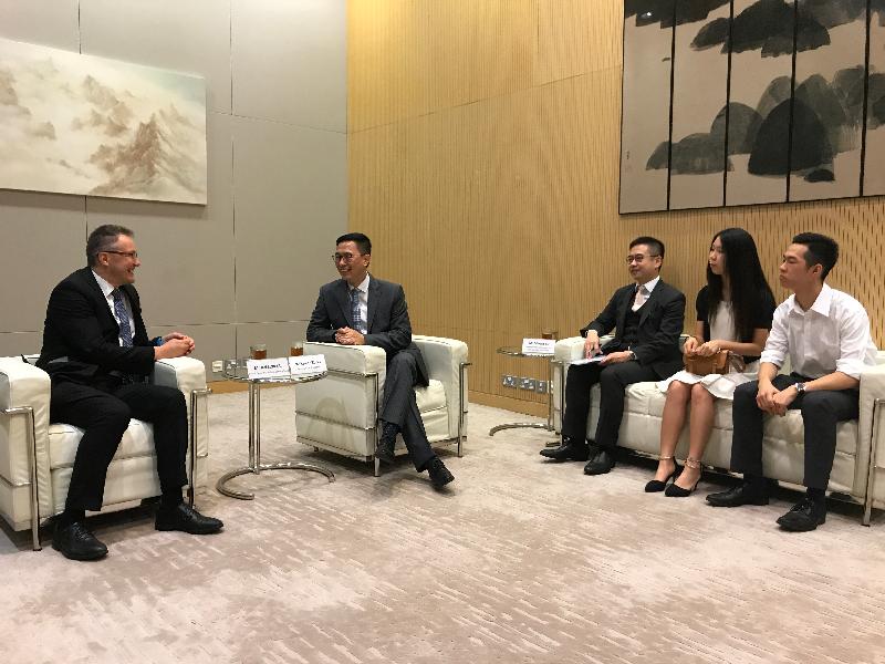 The Secretary for Education, Mr Kevin Yeung (second left), today (July 17) meets with the outgoing Consul-General of Finland in Hong Kong, Mr Jari Sinkari (first left).
