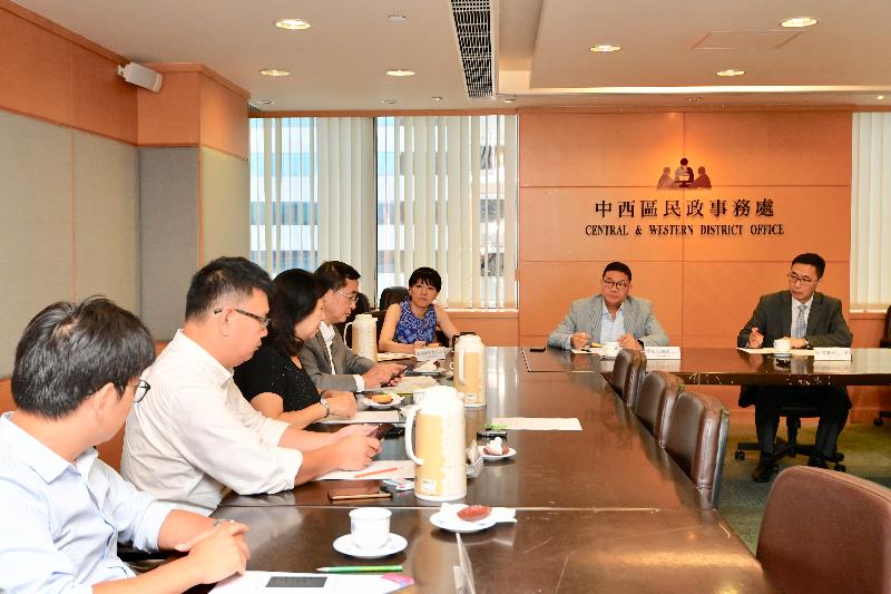 Accompanied by the District Officer (Central and Western), Mrs Susanne Wong (third right), the Secretary for Education, Mr Kevin Yeung (first right), visited Central and Western District this afternoon (July 17). Photo shows Mr Yeung exchanging views with the Chairman of the Central and Western District Council, Mr Yip Wing-shing (second right), and local district councilors. 
