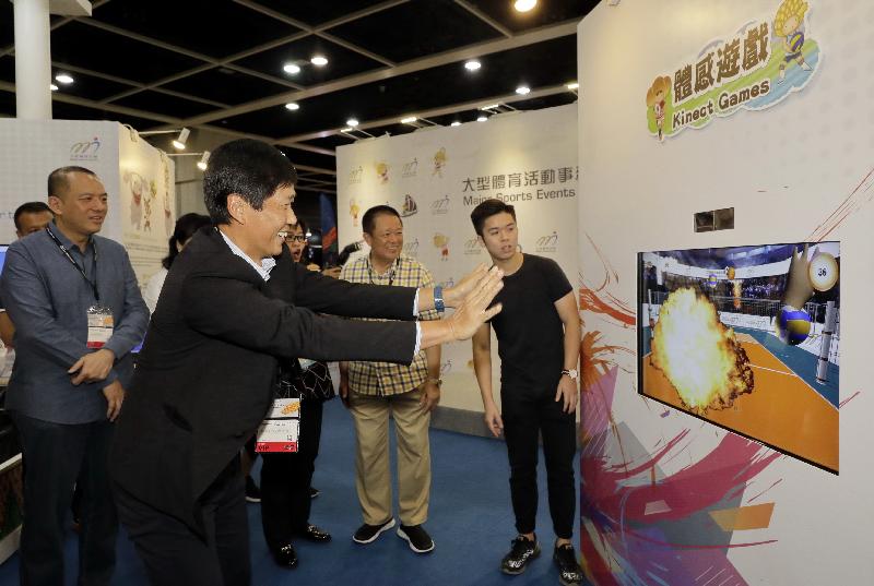 The Major Sports Events Committee under the Sports Commission has set up a promotion booth at the Hong Kong Sports and Leisure Expo 2018. The Expo runs from today (July 18) to July 24 at the Hong Kong Convention and Exhibition Centre. Picture shows the Commissioner for Sports, Mr Yeung Tak-keung (second left), participating in a Kinect game in the booth today. 