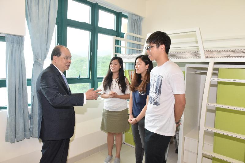 政務司司長張建宗（左一）今日（七月十八日）到訪香港樹仁大學研究院綜合大樓內的學生宿舍，並與大學學生見面。