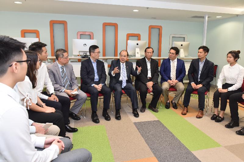 The Chief Secretary for Administration, Mr Matthew Cheung Kin-chung (fifth right), accompanied by the District Officer (Eastern), Mr Simon Chan (fourth left), and the Chairman of the Eastern District Council, Mr Wong Kin-pan (fourth right), today (July 18) chats with students who previously participated in the E-League Programme. 