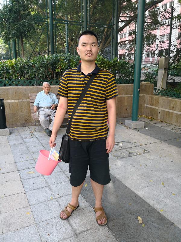 29-year-old missing man Wong Hong-chin is about 1.8 metres tall, 90 kilograms in weight and of medium build. He has a round face with yellow complexion, short straight black hair. He was last seen wearing a green short-sleeved shirt, short light blue jeans, and brown sandals.