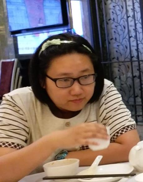 Yuen Ka-mei is about 1.58 metres tall, 63 kilograms in weight and of fat build. She has a round face with yellow complexion and short black hair. She was last seen wearing a white short-sleeved shirt with leaf pattern, yellow trousers and white shoes.
